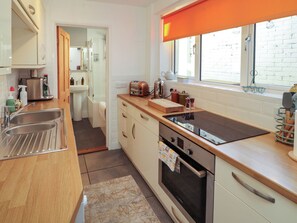 Dishwasher, cookware/dishes/utensils - Poets Retreat (Cockermouth)