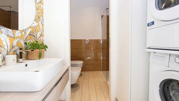Shower, bidet, towels