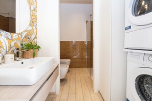 Shower, bidet, towels