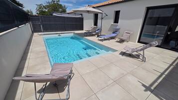 Utomhuspool och uppvÀrmd pool