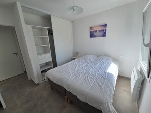 3 slaapkamers, een strijkplank/strijkijzer, reisbedje, gratis wifi