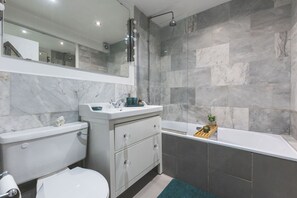 Towels, soap, toilet paper - Charming Garden flat in Central London with FREE WiFi (London)