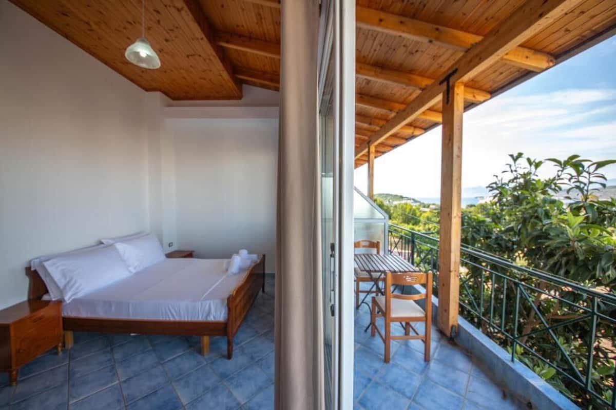 Two-Bedroom Family Room with Balcony and Sea View (5 Adults) | Free WiFi, bed sheets