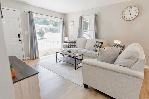 Cozy Pet Friendly 3BR - Fenced Yard - 1Mi HPU & DwnTwn - Furniture Market