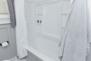 Sèche-cheveux, serviettes fournies, savon, shampoing