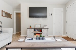 Smart TV - Cozy Pet Friendly 3BR - Fenced Yard - 1Mi HPU & DwnTwn - Furniture Market (High Point)