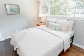 3 bedrooms, iron/ironing board, free WiFi, bed sheets - Cozy Pet Friendly 3BR - Fenced Yard - 1Mi HPU & DwnTwn - Furniture Market (High Point)