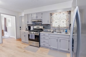 Fridge, microwave, oven, stovetop - Cozy Pet Friendly 3BR - Fenced Yard - 1Mi HPU & DwnTwn - Furniture Market (High Point)