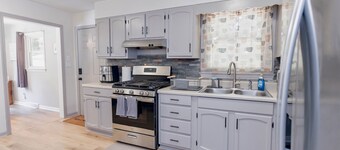 Cozy Pet Friendly 3BR - Fenced Yard - 1Mi HPU & DwnTwn - Furniture Market