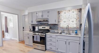 Cozy Pet Friendly 3BR - Fenced Yard - 1Mi HPU & DwnTwn - Furniture Market