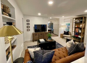 Smart-TV, Bücher, Stereoanlage