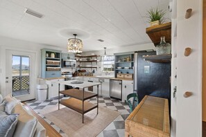 Casa, varias camas (Latitude Adjustment Beach House) | Interior