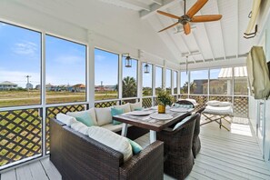 Outdoor dining - Latitude Adjustment Beach House (Gulf Shores)