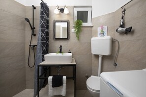 Douche, sĂšche-cheveux, serviettes fournies, savon