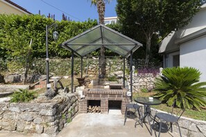 Outdoor dining - Villa Nika Apartment 2 near the Sea (Ika)