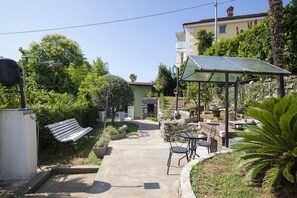Outdoor dining - Villa Nika Apartment 2 near the Sea (Ika)