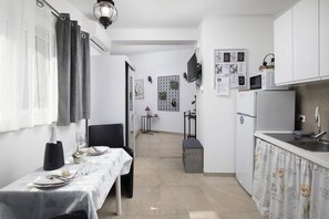 Réfrigérateur, micro-ondes, plaque de cuisson, bouilloire électrique