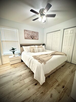 3 soverom, skrivebord, strykejern/-brett og reiseseng for barn