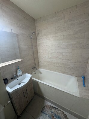 شقة إستديو بتجهيزات أساسية - منظر للحديقة | حمام | خف للقدمين