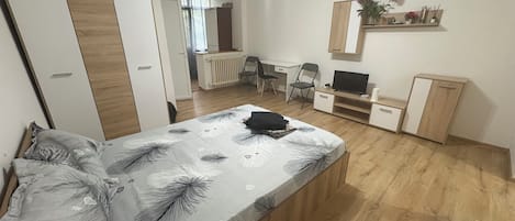 Basic Studio, Garden View