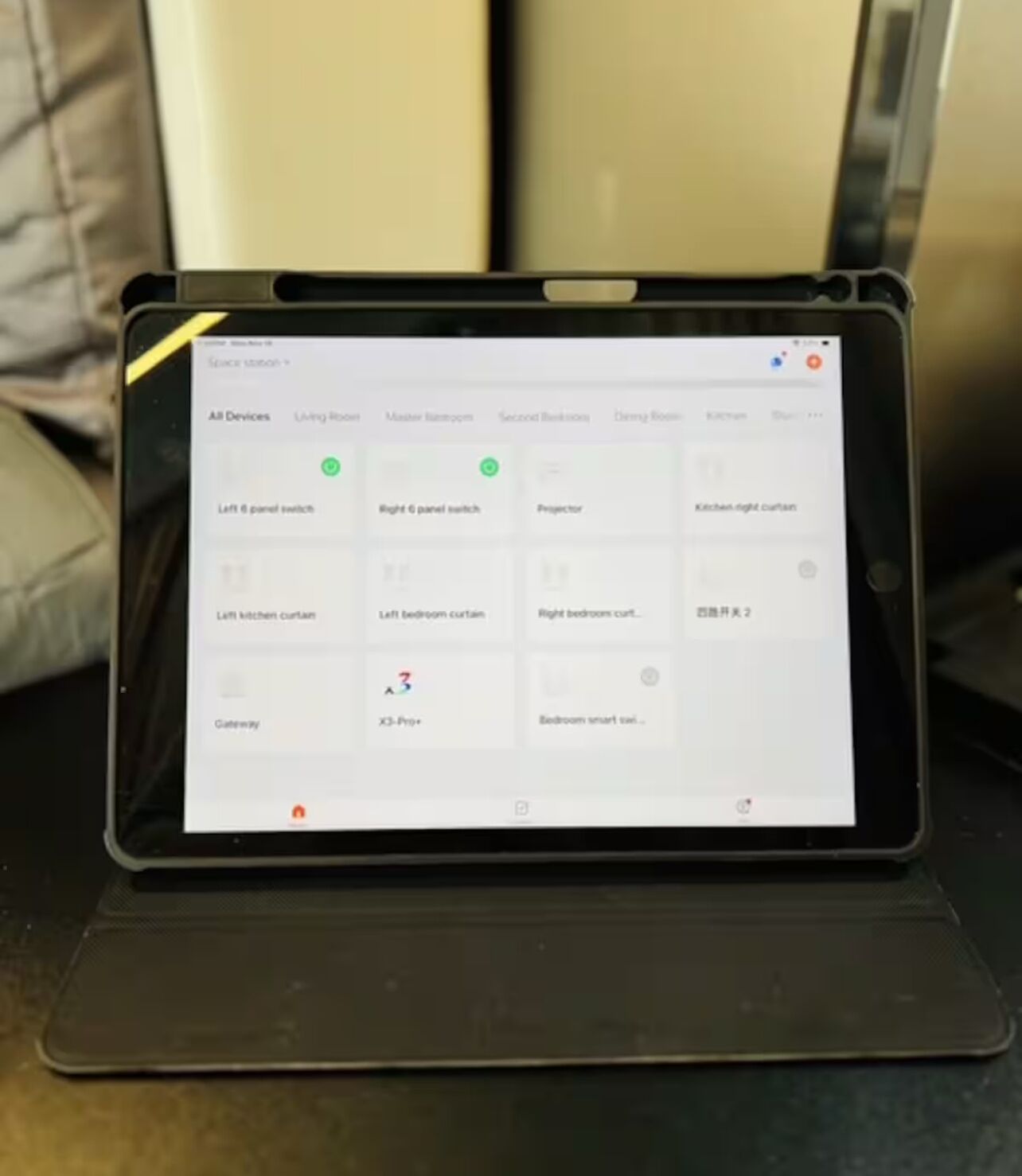 Ein Tablet zeigt eine Benutzeroberfläche zur Steuerung eines Smart Home mit verschiedenen Geräteoptionen.
