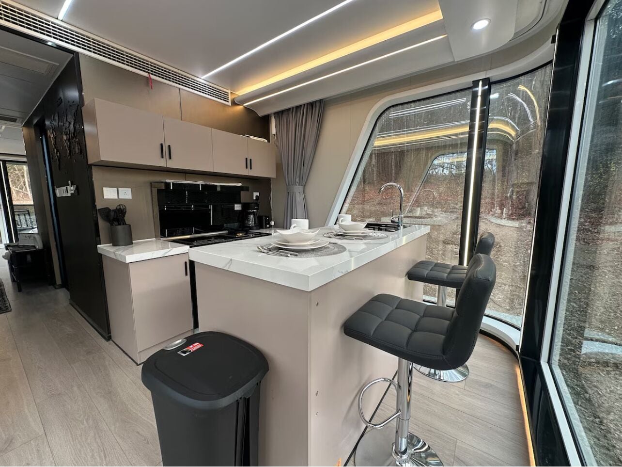Fridge, oven, stovetop, coffee/tea maker