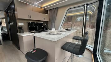 Fridge, oven, stovetop, coffee/tea maker