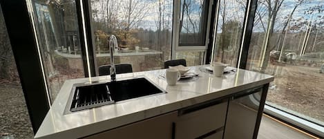 Kühlschrank, Ofen, Herdplatte, Wasserkocher mit Kaffee-/Teezubehör