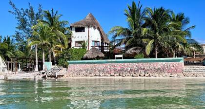 Casa Bambú Holbox beachfront. Private garden 1000 m2