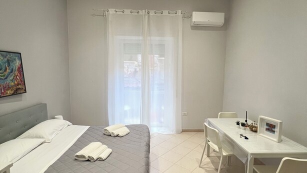 A modern hotel room with a bed, a desk, and a chair. - Apartment in the heart of Naples Corso Umberto I Kitchen Wi-Fi climate center port (Napoli)