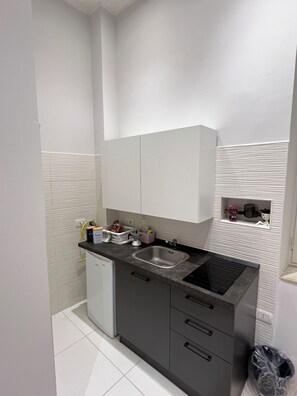 Réfrigérateur, micro-ondes, plaque de cuisson, cafetière/bouilloire