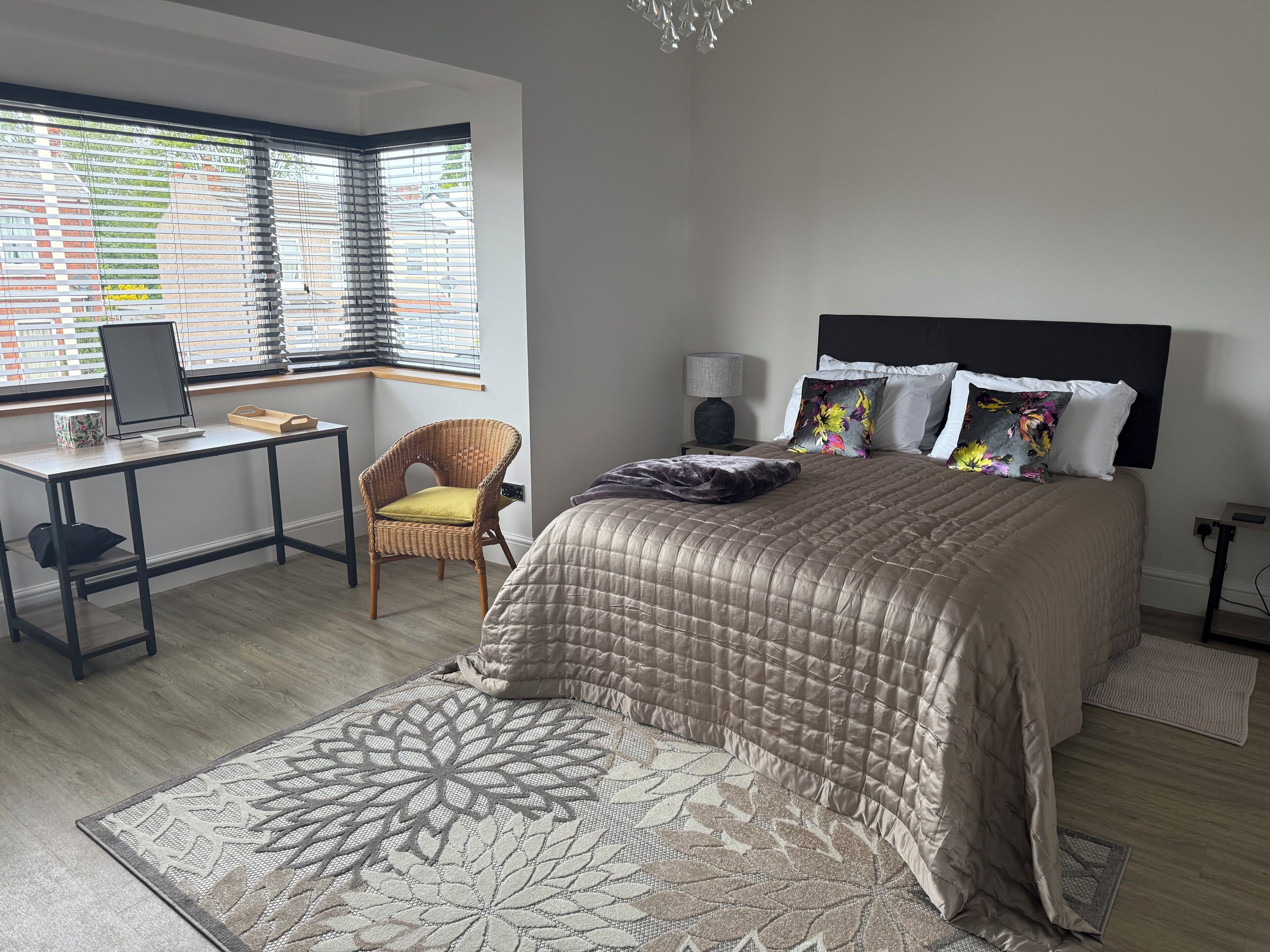 3 slaapkamers, een strijkplank/strijkijzer, wifi, beddengoed