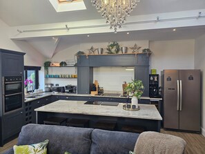 Mikroaaltouuni, uuni, liesi, astianpesukone