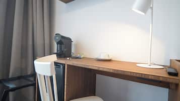 Habitación senior individual | Ropa de cama de alta calidad y artículos del minibar gratis