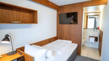 Habitación senior individual | Ropa de cama de alta calidad y artículos del minibar gratis