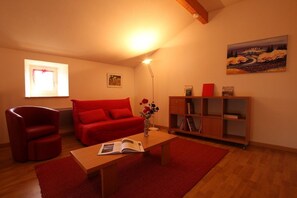 Living area - Self-catering cottage in a beautiful Haute-Loire village: Haut-Allier gorges. (Langeac)
