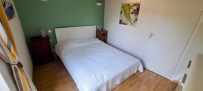 2 bedrooms, iron/ironing board, free WiFi