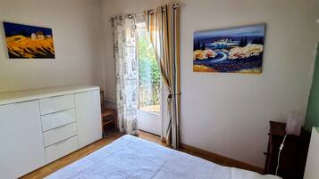 2 bedrooms, iron/ironing board, WiFi (free)