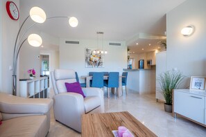 Smart TV - Urb. Los Iris, Luxury Apartment with 3 bedrooms (Málaga)