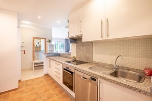 Fridge, microwave, oven, stovetop - Urb. Los Iris, Luxury Apartment with 3 bedrooms (Málaga)