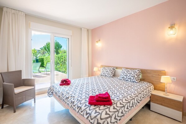 3 bedrooms, iron/ironing board, free WiFi, bed sheets - Urb. Los Iris, Luxury Apartment with 3 bedrooms (Málaga)