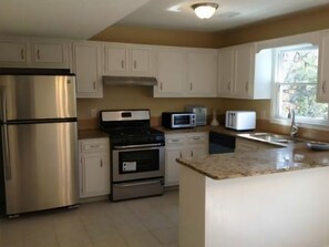 Kylskåp, mikrovågsugn, ugn och spishäll