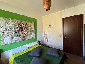 Travel crib, WiFi, bed sheets