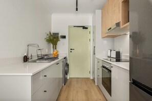 Kühlschrank, Mikrowelle, Ofen, Herdplatte