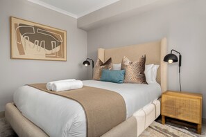 2 dormitorios, caja fuerte, escritorio y tabla de planchar con plancha