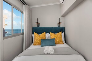 2 makuuhuonetta, tallelokero huoneessa, työpöytä, silitysrauta/-lauta