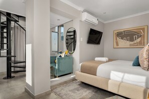 2 bedrooms, in-room safe, desk, iron/ironing board