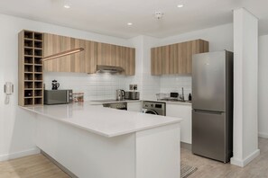 Kjøleskap, mikrobølgeovn, ovn og kokeplater