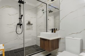 Dusche, Haartrockner, Handtücher, Seife