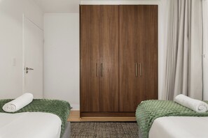 3 quartos, cofres nos quartos, ferros/tábuas de passar roupa, Wi-Fi